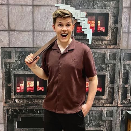 Prezley Lea loves playing Roblox and Minecraft and shares gameplay, hacks, and tips.